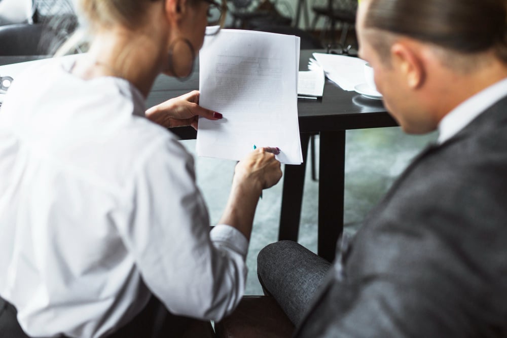 business-people-looking-at-a-piece-of-paper